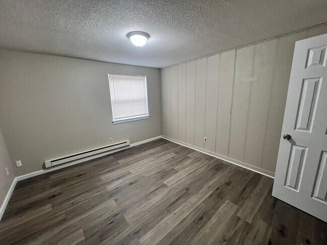 Building Photo - 2 Bedroom 1 Bathroom Apartment!