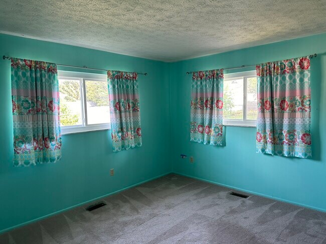 Building Photo - 180 Bombay Ave