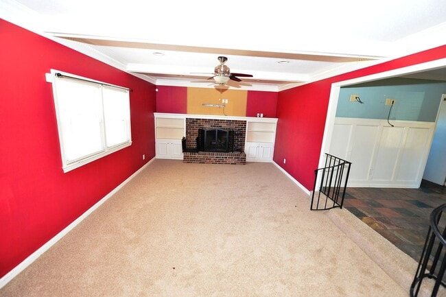 Building Photo - Nice Brick Ranch with Large yard!