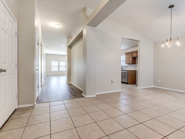 Building Photo - Updated home in Edmond + 3 bed + 2 bath