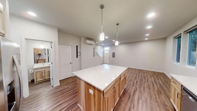 Building Photo - Modern Luxury Townhome: Convenient Urban L...