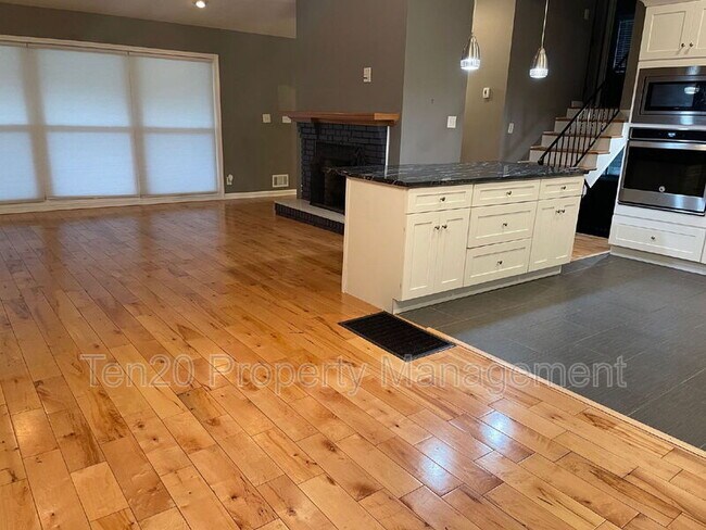 Building Photo - 3211 Maricopa Dr