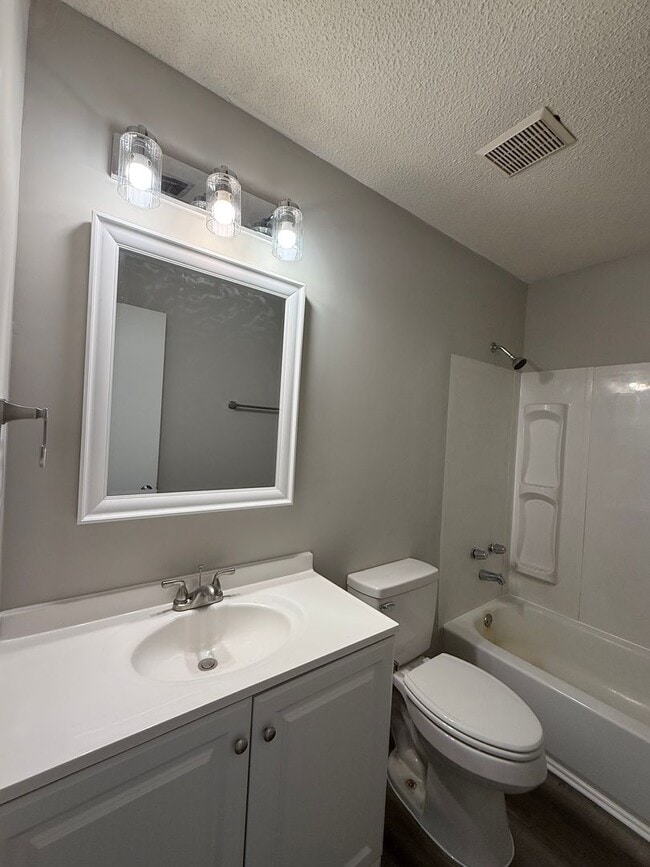 Building Photo - 2BR/2.5BA Townhouse
