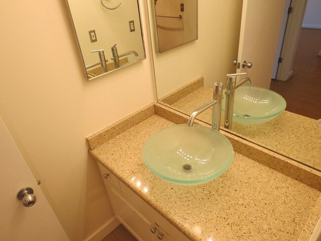 Building Photo - Incredible 1bed/1bath Condo Ideally Located in Belltown!
