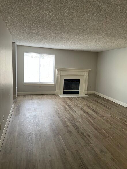 Large living room with fireplace - 13216 NE Salmon Creek Ave