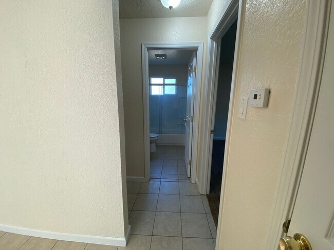 Building Photo - Fresh and Clean 3 bedroom home!