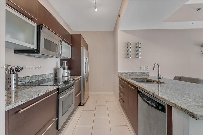 Building Photo - 950 Brickell Bay Dr