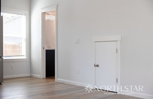 Building Photo - New, Bright & Spacious 3 bed/2.5 bath w/ Garage