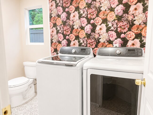Building Photo - Beautifully Remodeled Home in Prime Kirkland Location | Designer Finishes | Spacious Layout | Top...