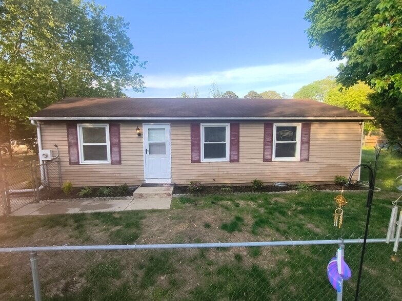 Building Photo - 210 Gibbons Ct