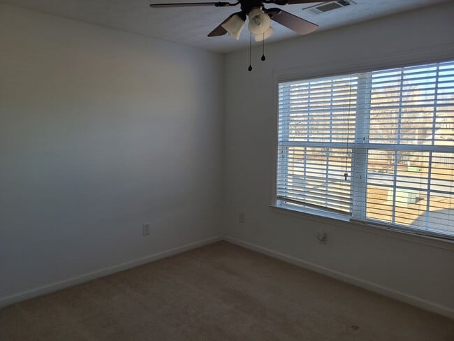 Building Photo - 5 bedroom/4 bathroom home available to rent in Fortson!