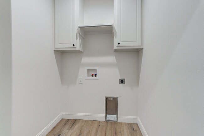 Building Photo - Custom built home in West Lubbock