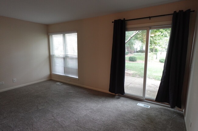 Building Photo - 1070 Woodhill Ct