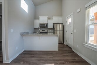 Building Photo - 704 N Honey Locust Bnd