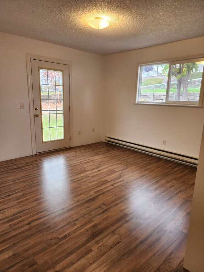 Building Photo - Selah 3br 1ba duplex with carport and WATE...