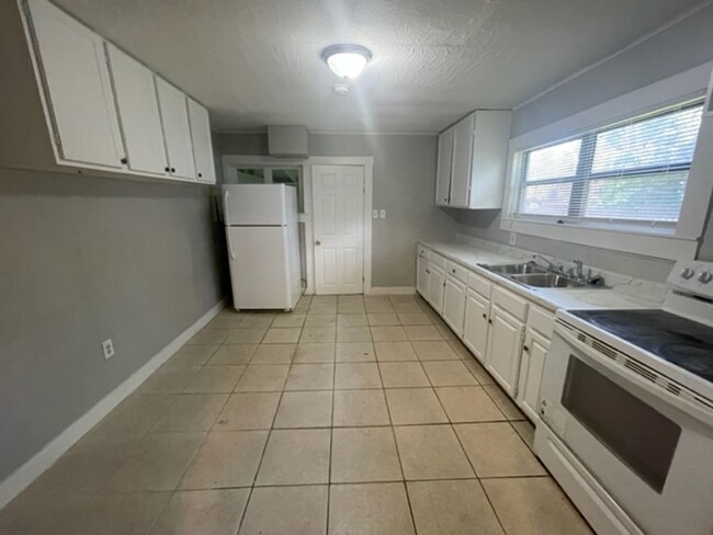 Building Photo - Charming 3bed/1bath Home in St Pete! Avail...