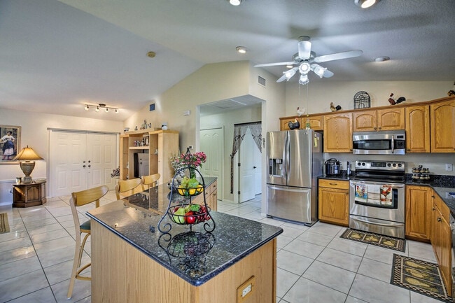 Building Photo - 421 SE 4th Pl