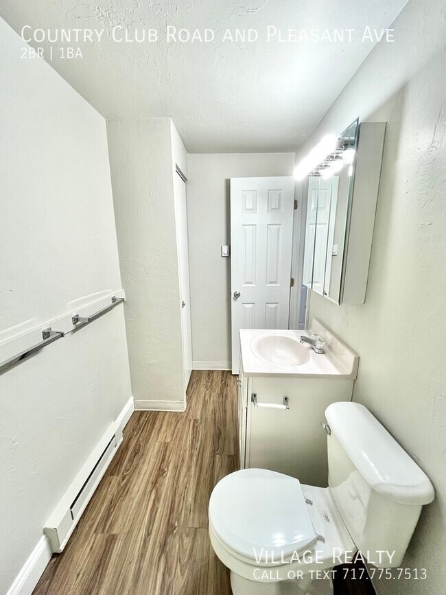 Building Photo - 615 Country Club Rd