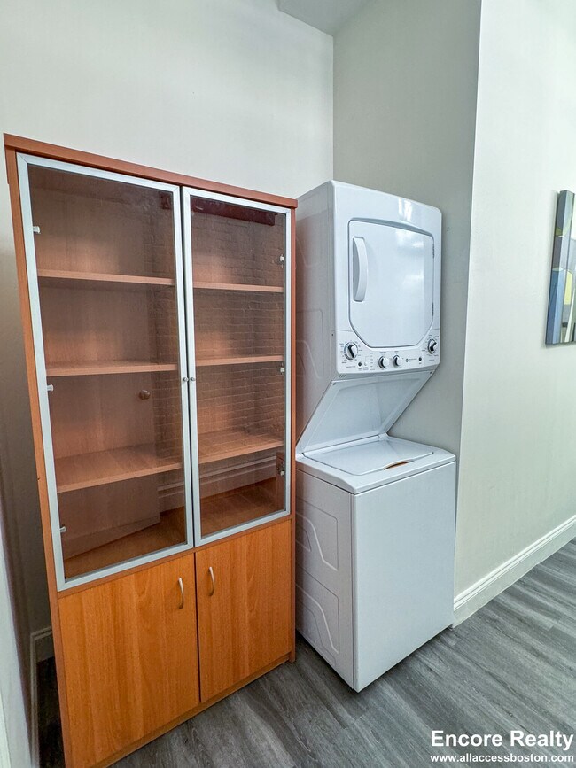 Building Photo - 19 Stanhope St