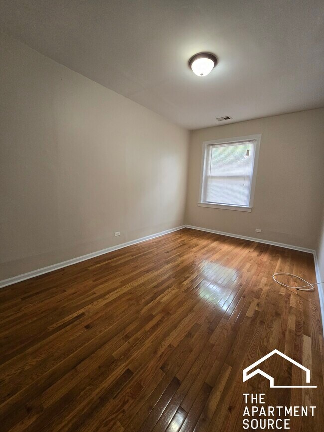 Building Photo - 3753 W Sunnyside Ave