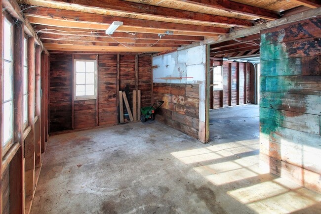 Building Photo - 3 Bedroom Home On Holland's North Side