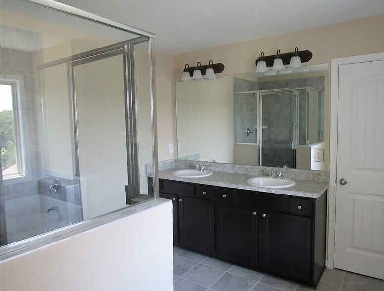 Master bathroom - 545 Tuscan Cove