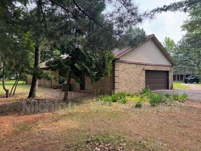 Building Photo - 40250 Pinetree Dr