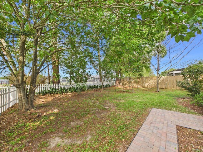 Building Photo - COMING SOON! Charming Cottage in the Center of Town