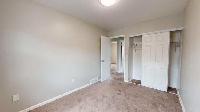 Building Photo - 3 Bedroom/1 bathroom renovated townhouse.