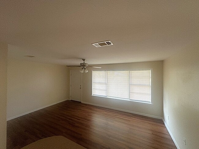 Building Photo - Cozy Country