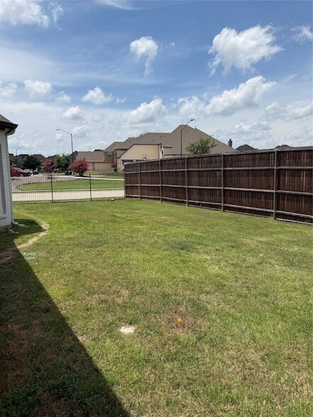 Building Photo - 9840 El Colina Dr