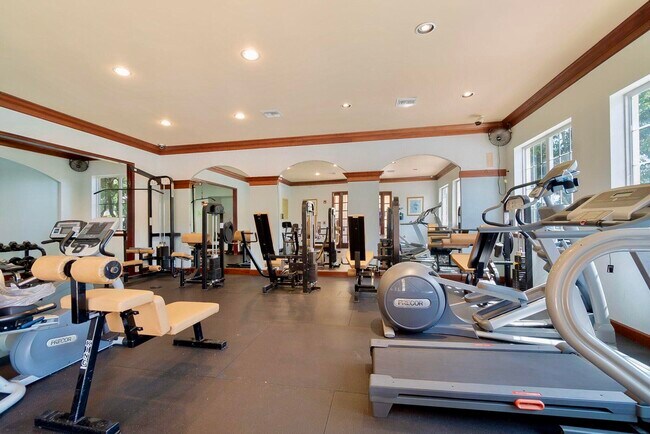 Building Photo - 900 Crestwood Ct S