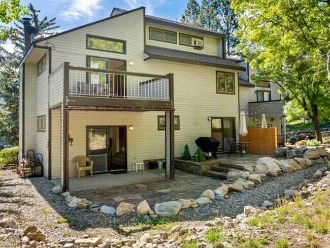 Building Photo - 3 Bedroom Townhome in Durango