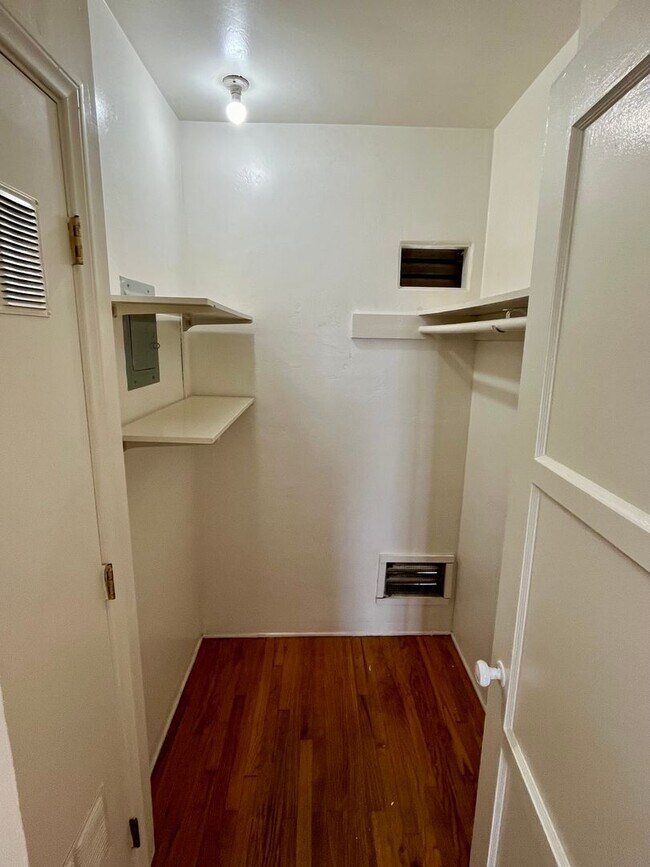 Building Photo - Large 1 Bed/1 Bath Hillcrest
