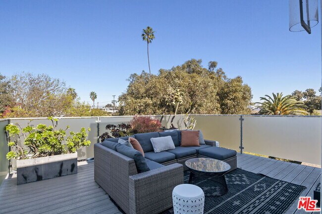 Building Photo - 1220 Cabrillo Ave