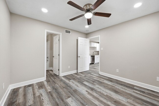 Building Photo - Newly remodeled Unit Ready for you!