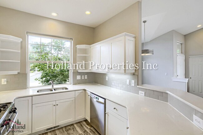 Building Photo - 4914 NW Huserik Dr