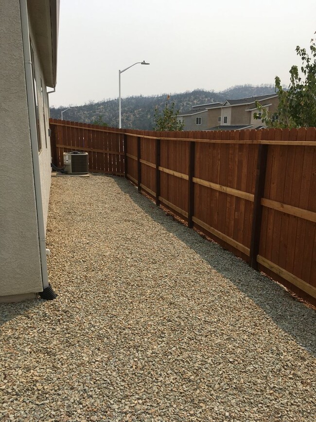 Building Photo - 4 Bedroom West Redding Townhome