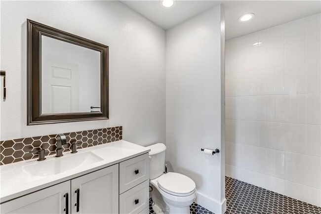 Building Photo - 1723 N Chestnut Ave