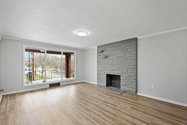 Building Photo - Stunning 3 bed, 2 bath home in East Hills available August 1!