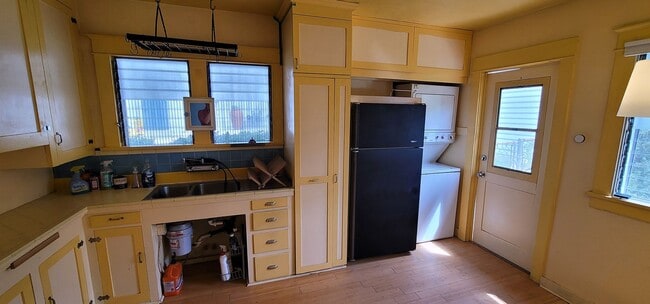 Building Photo - Glendale Awaits You