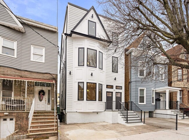 Building Photo - 219 Jane St