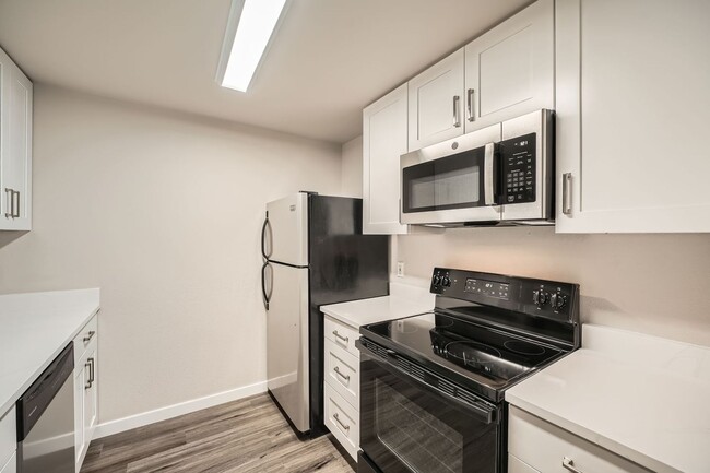 Building Photo - Updated 2 Bed Renton Ridge Condo; A Great ...