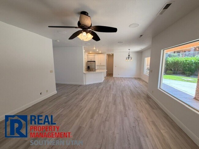 Building Photo - Legacy Townhome