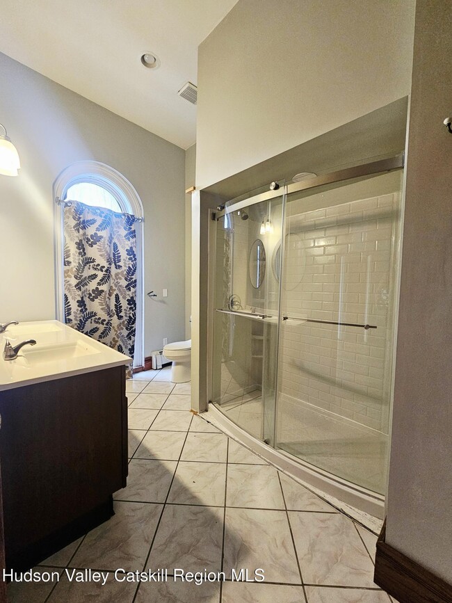 Building Photo - 305 Main St