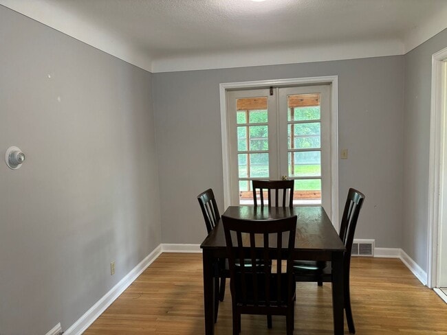 Building Photo - Charming Home in Prime Edina Location