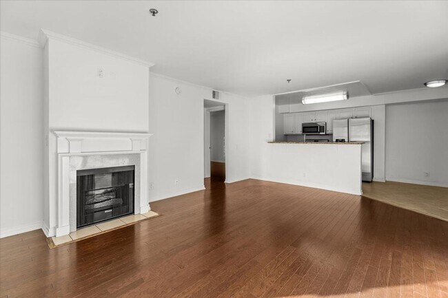 Building Photo - Bright 3-Bedroom Condo with Balcony and Fi...