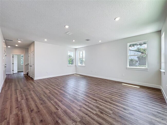 Building Photo - 591 W Osceola St