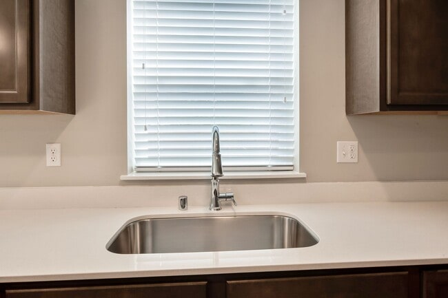 Building Photo - Newly Built 5BD 2.5BA in LSSD