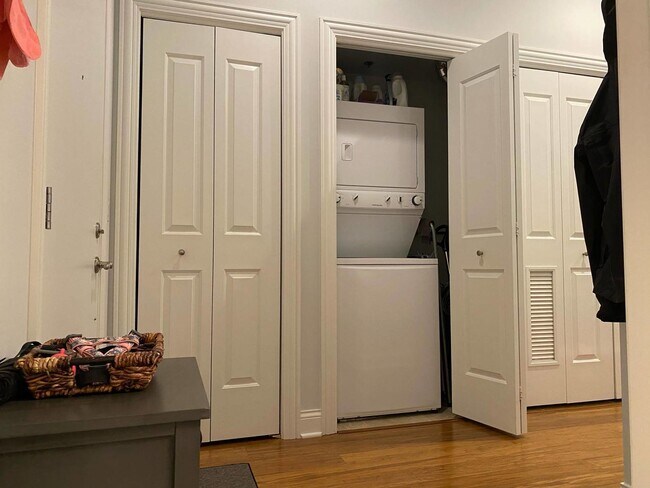 Building Photo - 1247 W Madison St